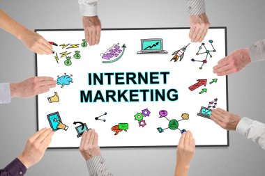 Internet pazarlama konseptini bir beyaz tahta üzerinde