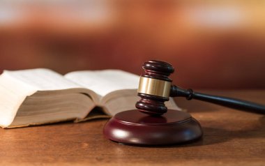 Yargıç çekiç ile kanun kitabı