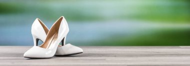 Beyaz yüksek topuk ayakkabı