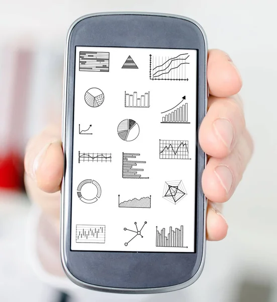 スマート フォンでグラフィカルな分析概念 — ストック写真