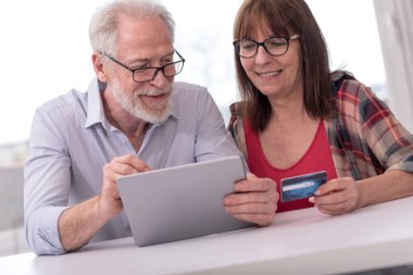 Olgun çift tablet ve kredi kartı ile alışveriş online