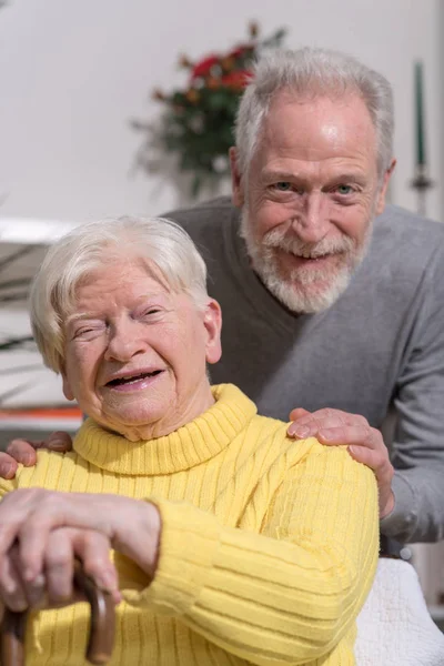 Porträt der glücklichen Großmutter mit ihrem Sohn — Stockfoto