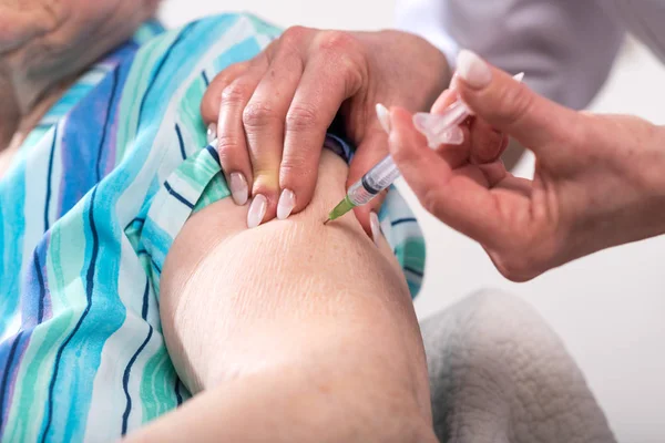 Seniorin bekommt Spritze — Stockfoto