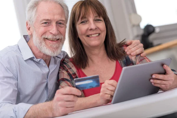 Starsza para zakupy z tabletu i karty kredytowej — Zdjęcie stockowe