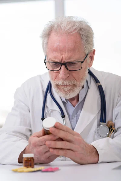 Retrato do médico que verifica a medicina — Fotografia de Stock