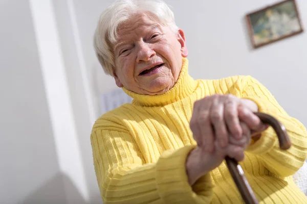 Vieja con las manos en un bastón —  Fotos de Stock