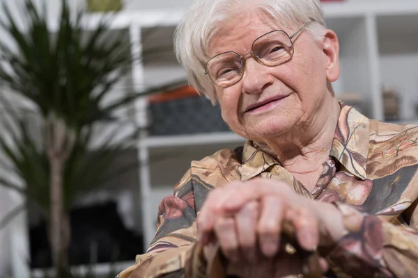 Stara kobieta z jej ręce na trzciny cukrowej — Zdjęcie stockowe