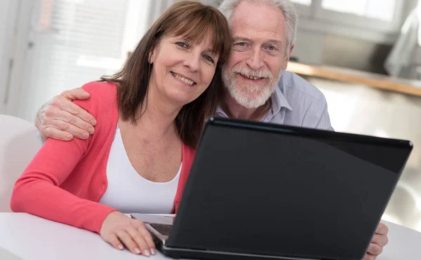 Glad äldre par med laptop — Stockfoto