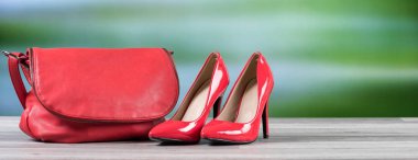 Kırmızı el çantası ve kırmızı yüksek topuk ayakkabı