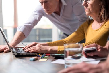 İş adamları birlikte çalışıyor.