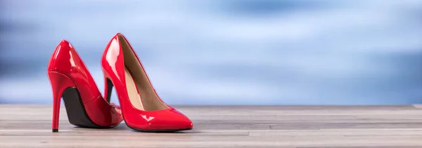 Zapato rojo de tacón alto —  Fotos de Stock
