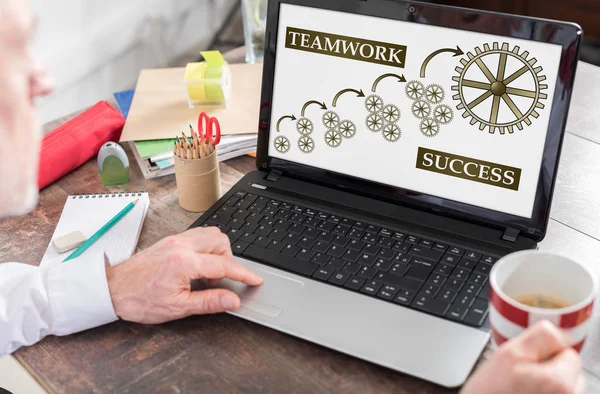 Teamwork succes concept op een laptop scherm — Stockfoto