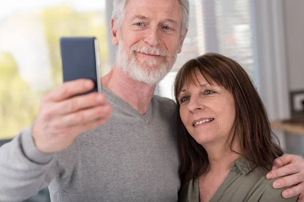 Couple d'âge mûr prenant un selfie — Photo