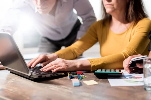 Mitarbeiter, die ein geschäftliches Gespräch führen, Fackeleffekt — Stockfoto