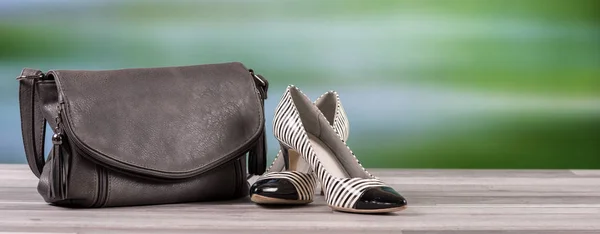 Сіра сумка та взуття для високих каблуків зебри — стокове фото