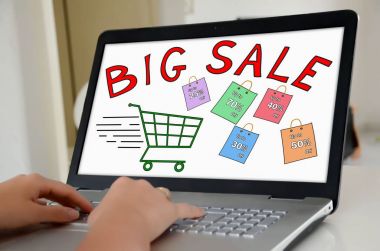 Bir dizüstü bilgisayar ekranında büyük satış konsepti