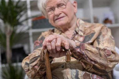 Yaşlı kadın onunla bir baston eller