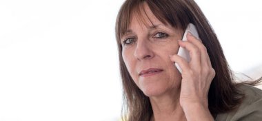 Olgun kadın cep telefonu üzerinde arama