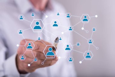 Bir sosyal ağ bir dokunmatik ekran üzerinde dokunmadan adam