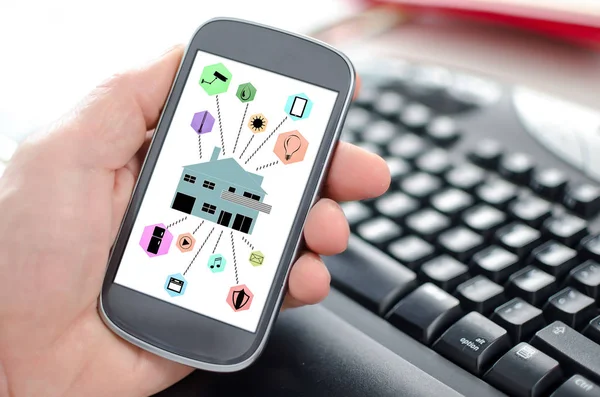 Akıllı Ev Otomasyonu kavramı bir smartphone cep telefonu ile — Stok fotoğraf