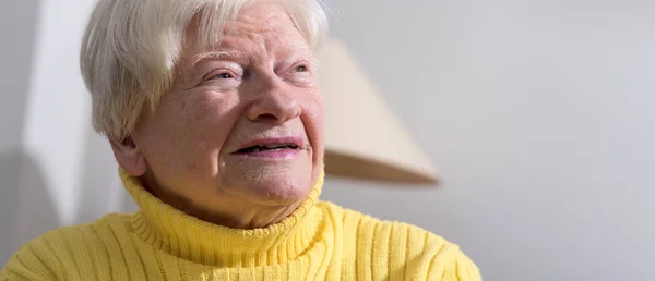 Retrato de una anciana —  Fotos de Stock