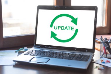 Güncelleştirme konsept dizüstü bilgisayar ekranında