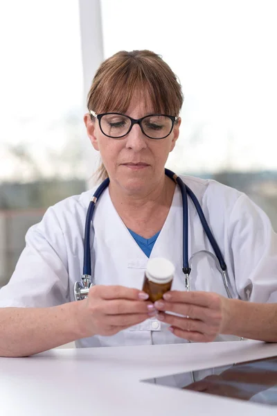 Πορτρέτο του γυναίκα γιατρό έλεγχος ιατρικής — Φωτογραφία Αρχείου