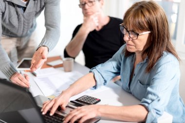 İş adamları birlikte çalışıyor.