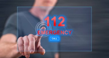 Adam bir dokunmatik ekranda acil bir kavram dokunmadan