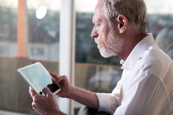 Senior zakenman met behulp van een digitaal tablet, hard licht — Stockfoto