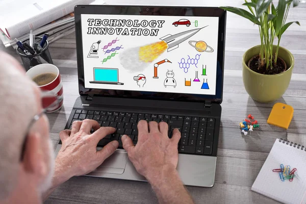 Teknoloji yenilik konsepti bir laptop ekranında — Stok fotoğraf
