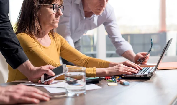 Geschäftsleute arbeiten zusammen — Stockfoto