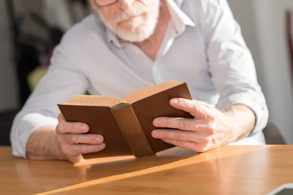 Uomo maturo che legge un libro — Foto Stock