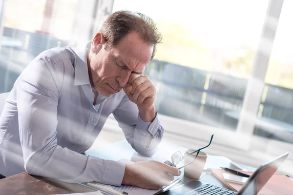 Moe zakenman zitten in kantoor, licht stralen effect — Stockfoto