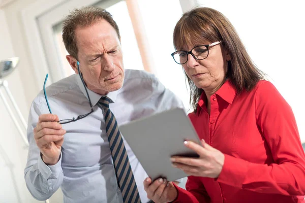 Business people using tablet — Stock Photo, Image
