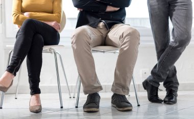 İş görüşmesi için bekleyen insanlar