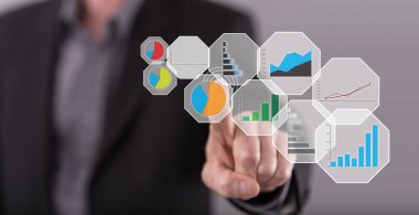Adam bir dokunmatik ekran üzerinde bir grafik analiz kavramı dokunmadan
