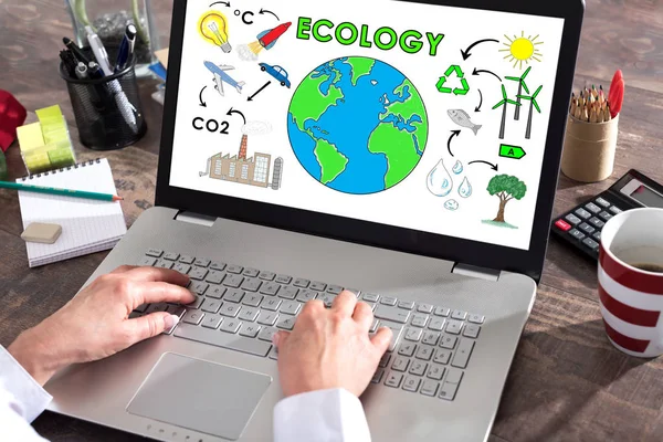 Concepto de ecología en una pantalla portátil — Foto de Stock