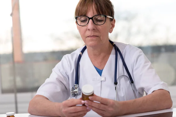 Porträt einer Ärztin beim Medizincheck — Stockfoto