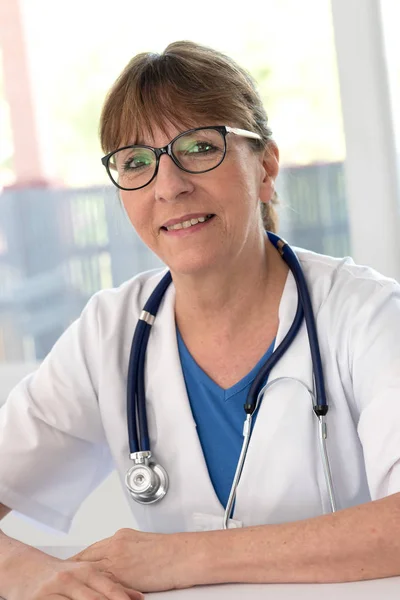 Portrait de femme médecin — Photo