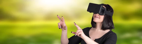 Retrato de mujer joven con auriculares de realidad virtual —  Fotos de Stock