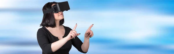Retrato de mujer joven con auriculares de realidad virtual —  Fotos de Stock