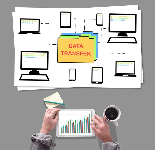 Concept de transfert de données placé sur un bureau — Photo