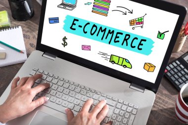 Bir dizüstü bilgisayar ekranında E-ticaret kavramı