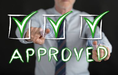 Adam bir dokunmatik ekran üzerinde bir doğrulama kavram dokunmadan