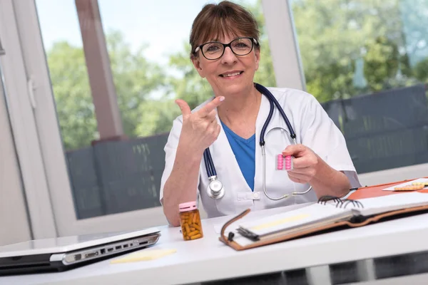 Ärztin gibt ein Rezept — Stockfoto