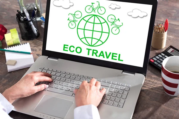 Concept de voyage écologique sur un écran d'ordinateur portable — Photo