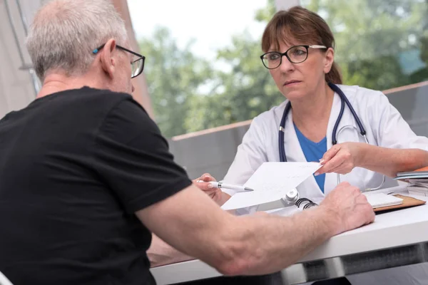 Ärztin gibt ihrer Patientin ein Rezept — Stockfoto