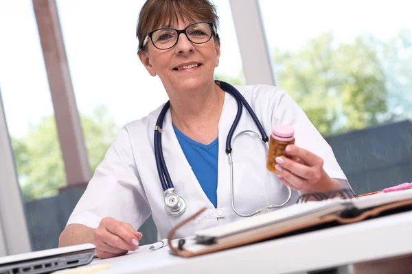 薬の瓶を保持している女性の医者 — ストック写真