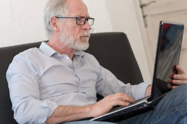 Dizüstü bilgisayarda çalışan Modern olgun adam